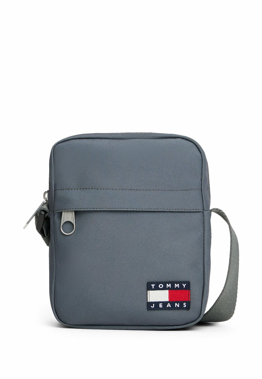 Сумка кросс-боди Tommy Jeans ESS DAILY REPORTER, Downtown Grey/Dark Grey
Сумка кросс-боди Tommy Jeans ESS DAILY REPORTER, Downtown Grey/Dark Grey