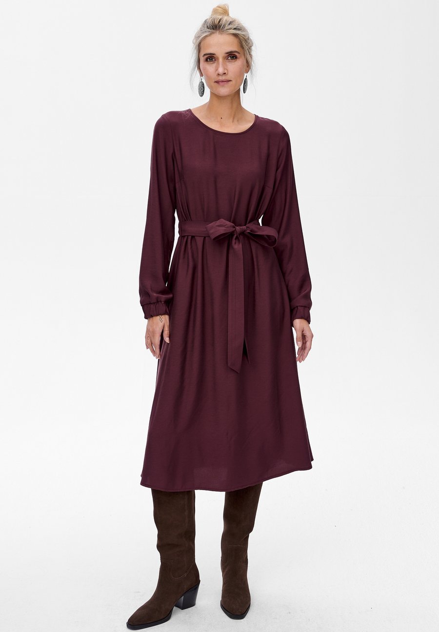 Платье blue shadow SOFII, Czerwony/Bordeaux
Платье blue shadow SOFII, Czerwony/Bordeaux