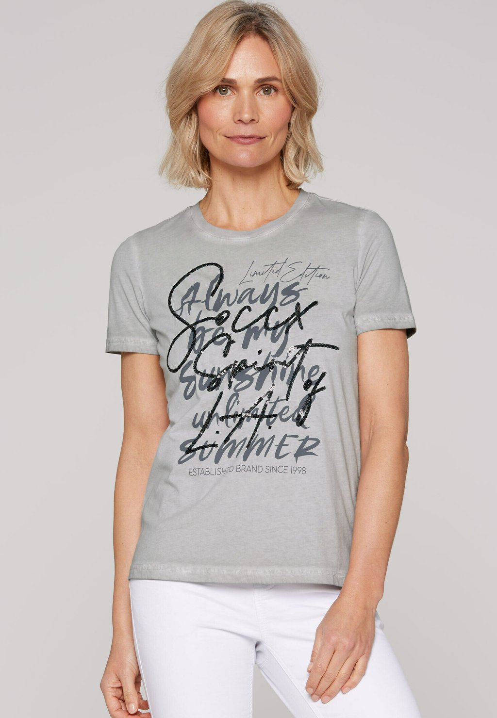 Футболка с принтом INSIDE OIL DYED MIT PAILLETTEN-WORDING Soccx, серый
Футболка с принтом INSIDE OIL DYED MIT PAILLETTEN-WORDING Soccx, серый