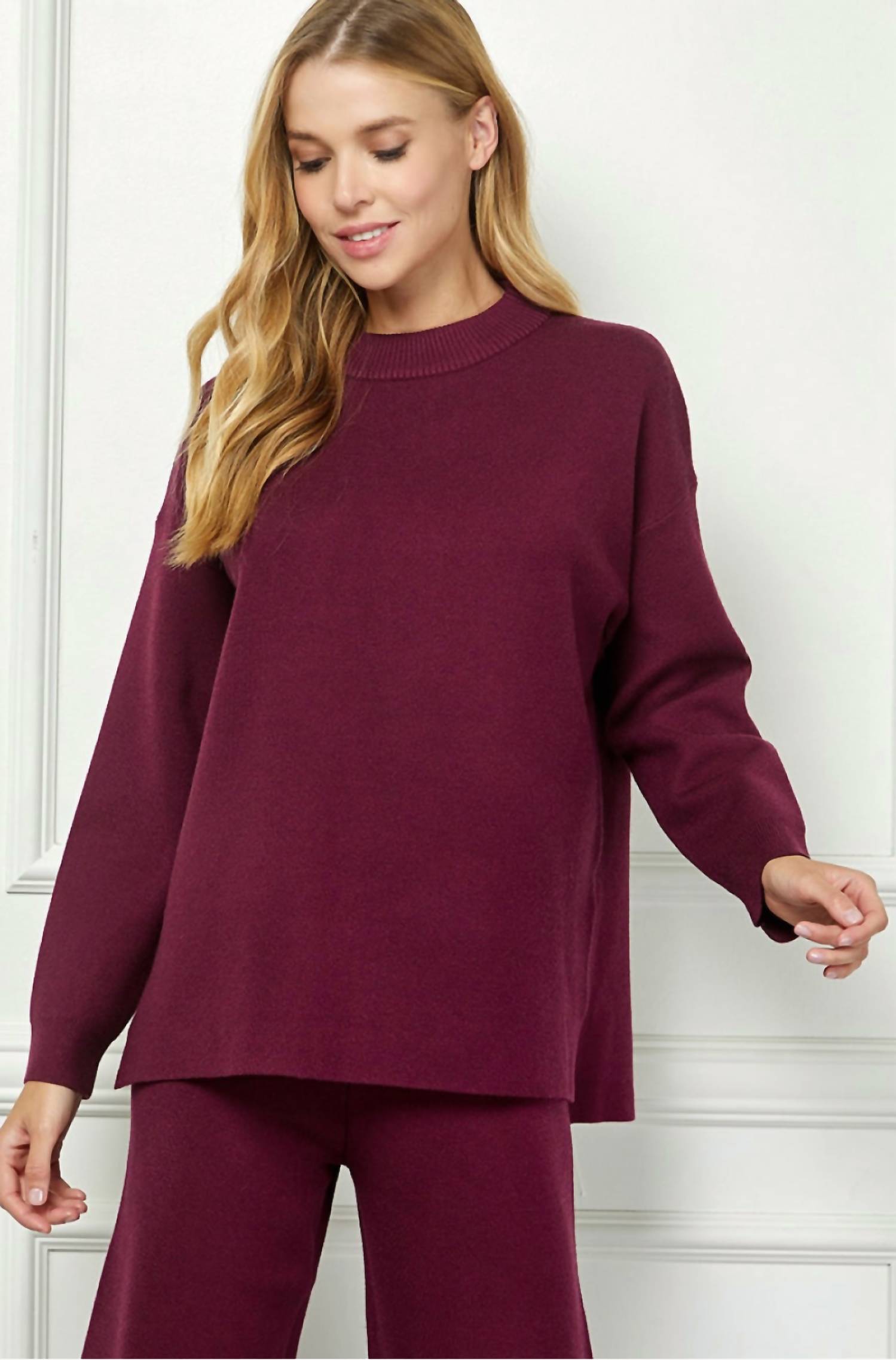 Свитер с высоким воротником в бордовом цвете SEE AND BE SEEN
Свитер с высоким воротником в бордовом цвете SEE AND BE SEEN