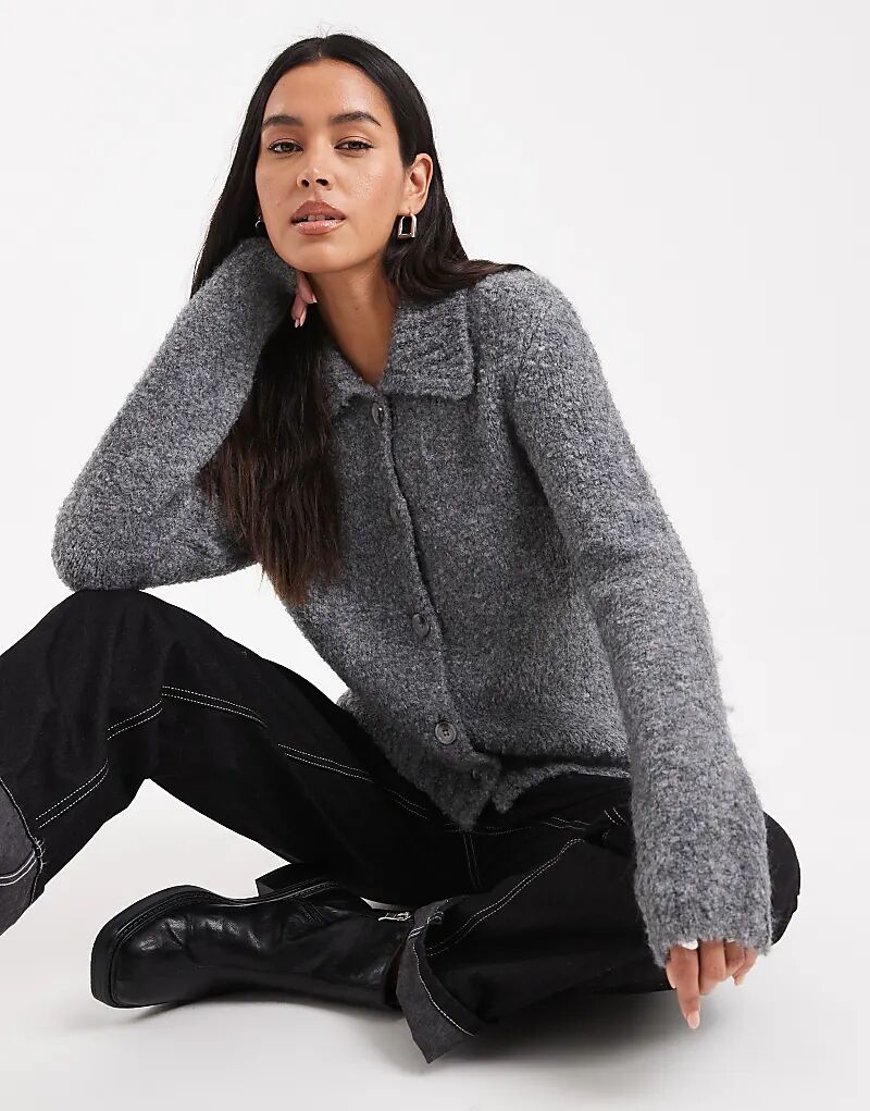 4th & Reckless содержит шерстяной кардиган с отделкой воротника в рубчик, застегивающийся на пуговицы, темно-серого цвета.
4th & Reckless содержит шерстяной кардиган с отделкой воротника в рубчик, застегивающийся на пуговицы, темно-серого цвета.