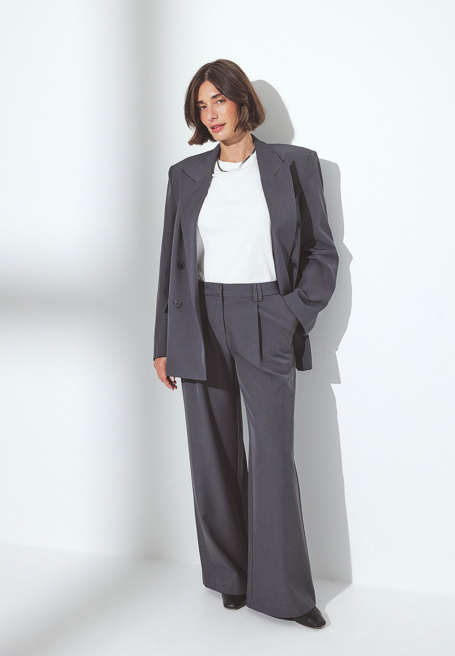 Брюки NA-KD WIDE SUITING, Dark Grey
Брюки NA-KD WIDE SUITING, Dark Grey