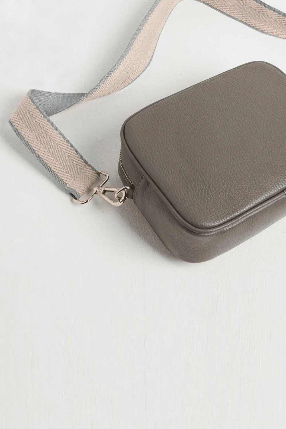 Сумка через плечо 'Verona' с кисточкой и ремешком пастельных тонов Betsy & Floss, серый
Сумка через плечо 'Verona' с кисточкой и ремешком пастельных тонов Betsy & Floss, серый