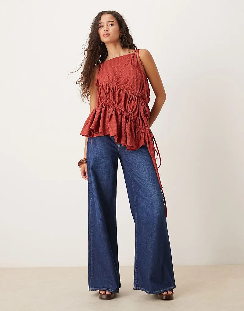 Красный топ на бретелях со сборками Ghospell Keziah
Красный топ на бретелях со сборками Ghospell Keziah