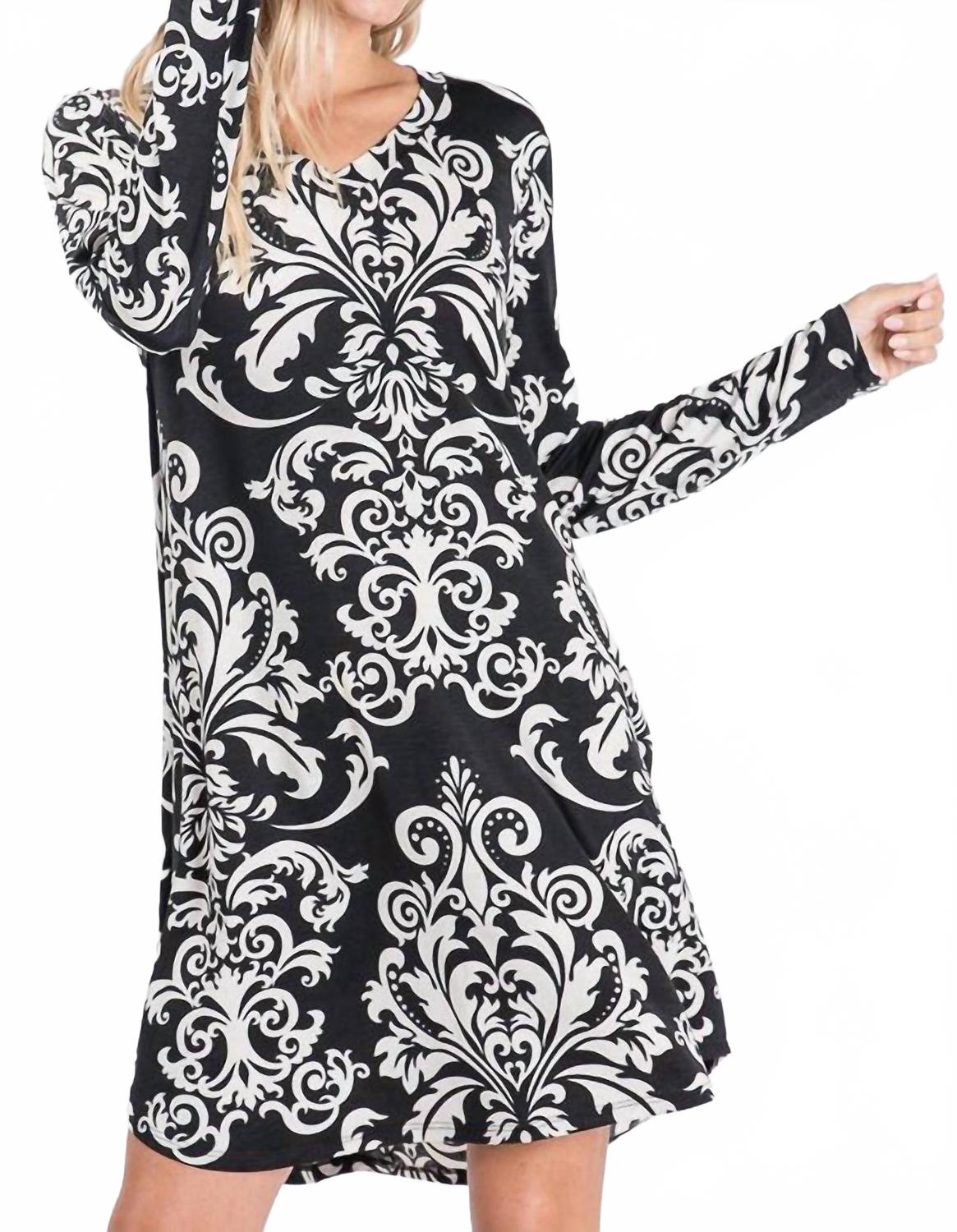 Дамасский принт, длинный рукав, платье-колокол с V-образным вырезом и карманами в черно-белом цвете HEIMISH USA 
Дамасский принт, длинный рукав, платье-колокол с V-образным вырезом и карманами в черно-белом цвете HEIMISH USA