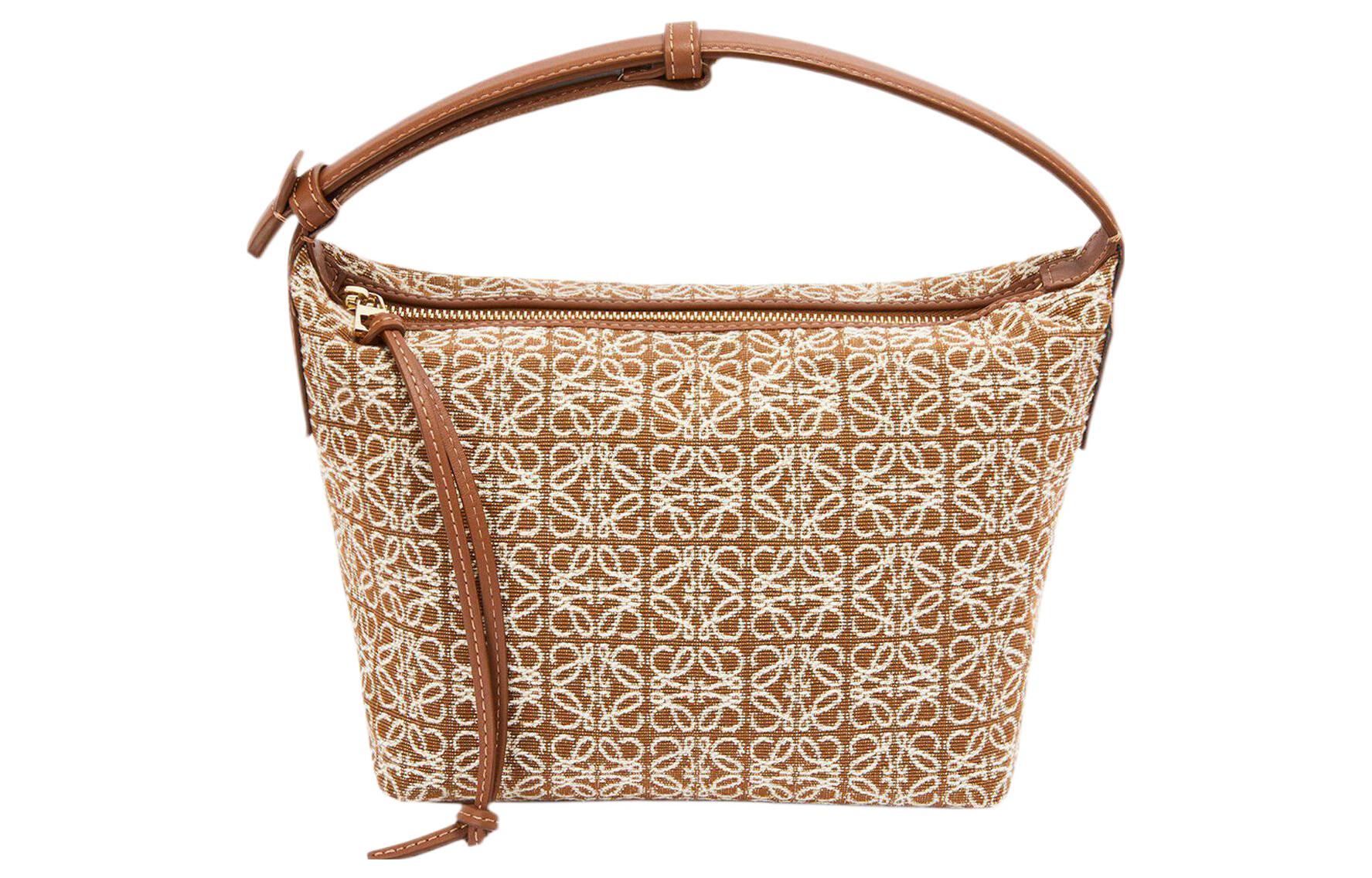 LOEWE Маленькая сумка кубик из анаграммного жаккарда и телячьей кожи в цвете танген пекан
LOEWE Маленькая сумка кубик из анаграммного жаккарда и телячьей кожи в цвете танген пекан