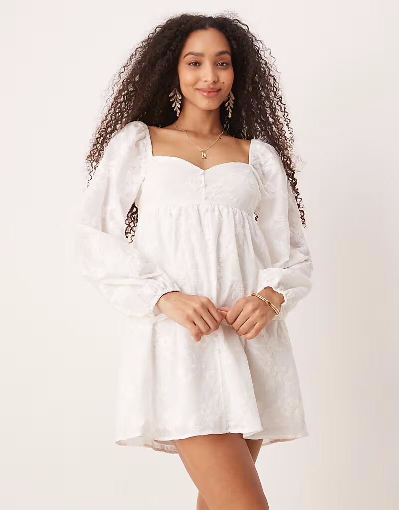 Gina Tricot мини-платье с длинными рукавами и цветочным принтом на пуговицах белого цвета
Gina Tricot мини-платье с длинными рукавами и цветочным принтом на пуговицах белого цвета