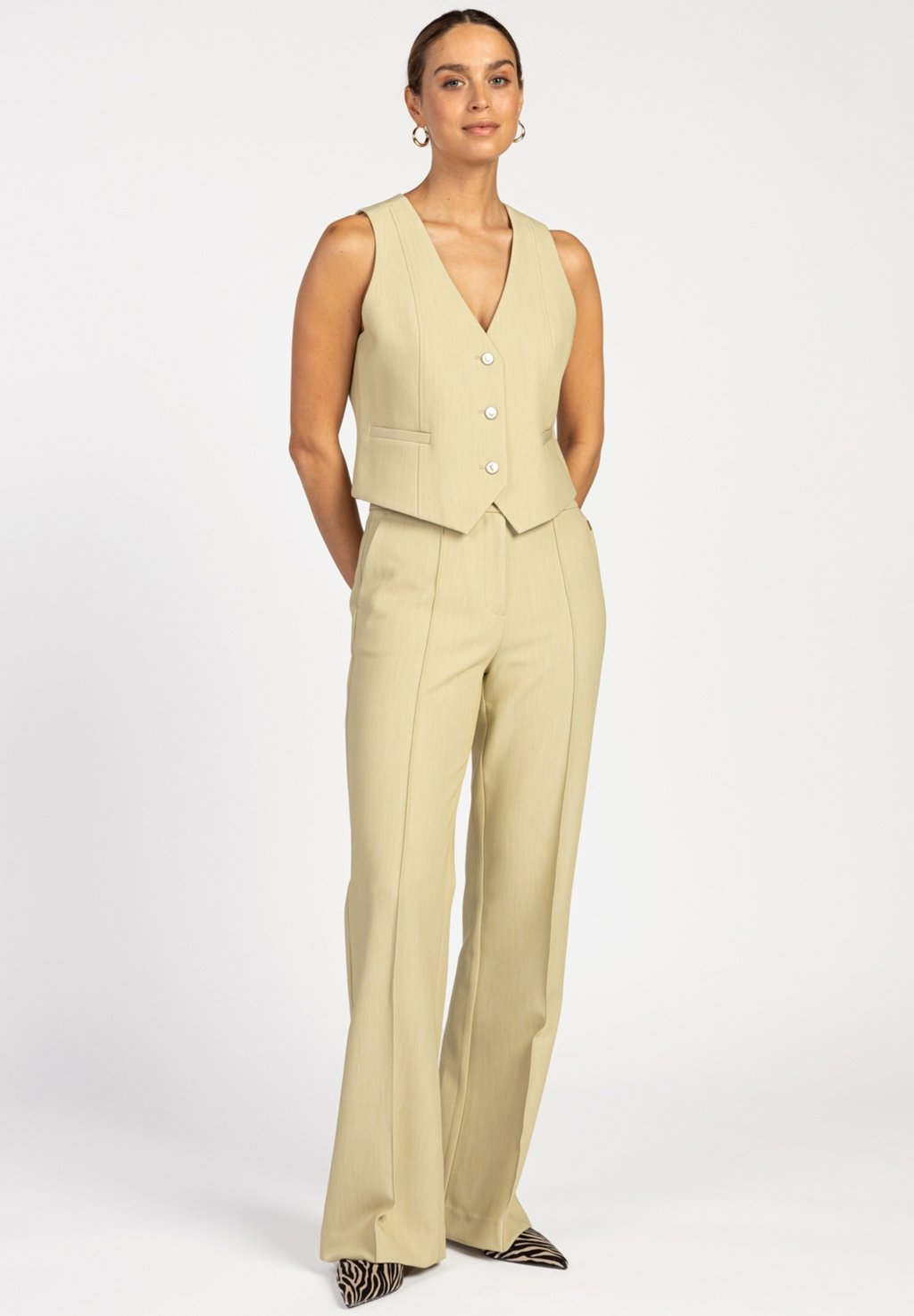 Брюки CHANTALLE Aaiko, зеленый
Брюки CHANTALLE Aaiko, зеленый