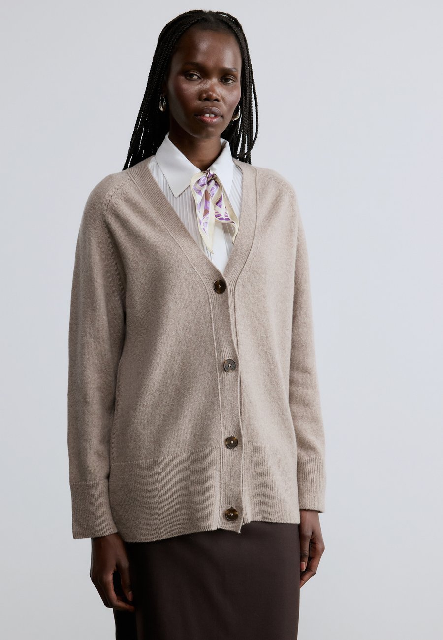 Кардиган GANT DETAIL CARDIGAN, Taupe Beige/Taupe
Кардиган GANT DETAIL CARDIGAN, Taupe Beige/Taupe