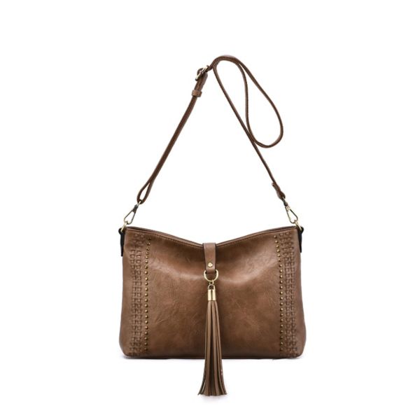 Воронья сумочка с прострочкой и шипами через плечо Mellow World, цвет latte
Воронья сумочка с прострочкой и шипами через плечо Mellow World, цвет latte