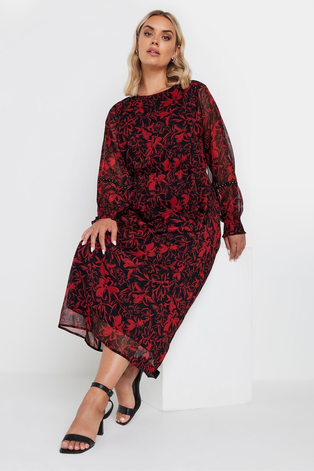 Платье мидакси из шифона с заклепками и рукавами Yours Curve, красный 
Платье мидакси из шифона с заклепками и рукавами Yours Curve, красный