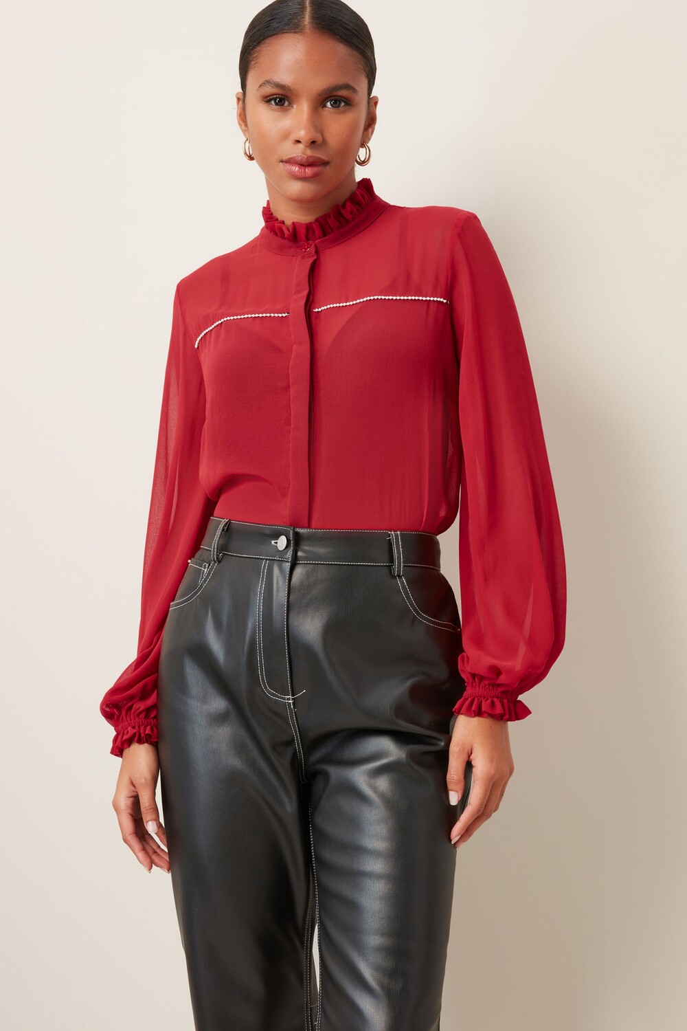 Блузка с воротником оборкой и жемчужной отделкой Next, красный 
Блузка с воротником оборкой и жемчужной отделкой Next, красный