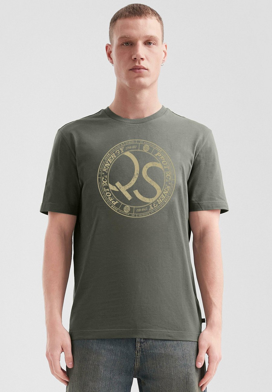 Футболка QS BASIC RUNDHALS MIT FRONTDRUCK, Olivgrün/Khaki, Хаки, Футболка QS BASIC RUNDHALS MIT FRONTDRUCK, Olivgrün/Khaki
Футболка QS BASIC RUNDHALS MIT FRONTDRUCK, Olivgrün/Khaki, Хаки, Футболка QS BASIC RUNDHALS MIT FRONTDRUCK, Olivgrün/Khaki