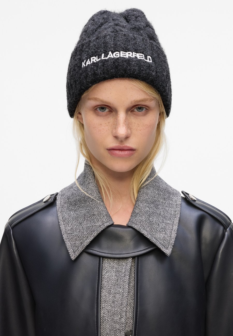 Шапка KARL LAGERFELD K/ESSENTIAL CABLE BEANIE, Dark Grey Melange/Grey
Шапка KARL LAGERFELD K/ESSENTIAL CABLE BEANIE, Dark Grey Melange/Grey