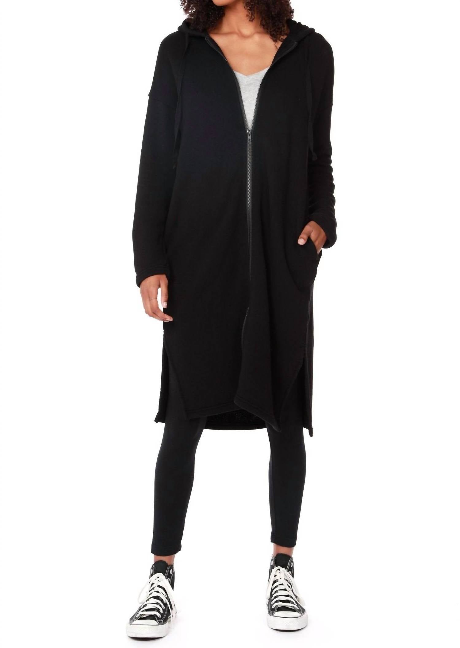 Длинная куртка на молнии в черном цвете Bobi
Длинная куртка на молнии в черном цвете Bobi