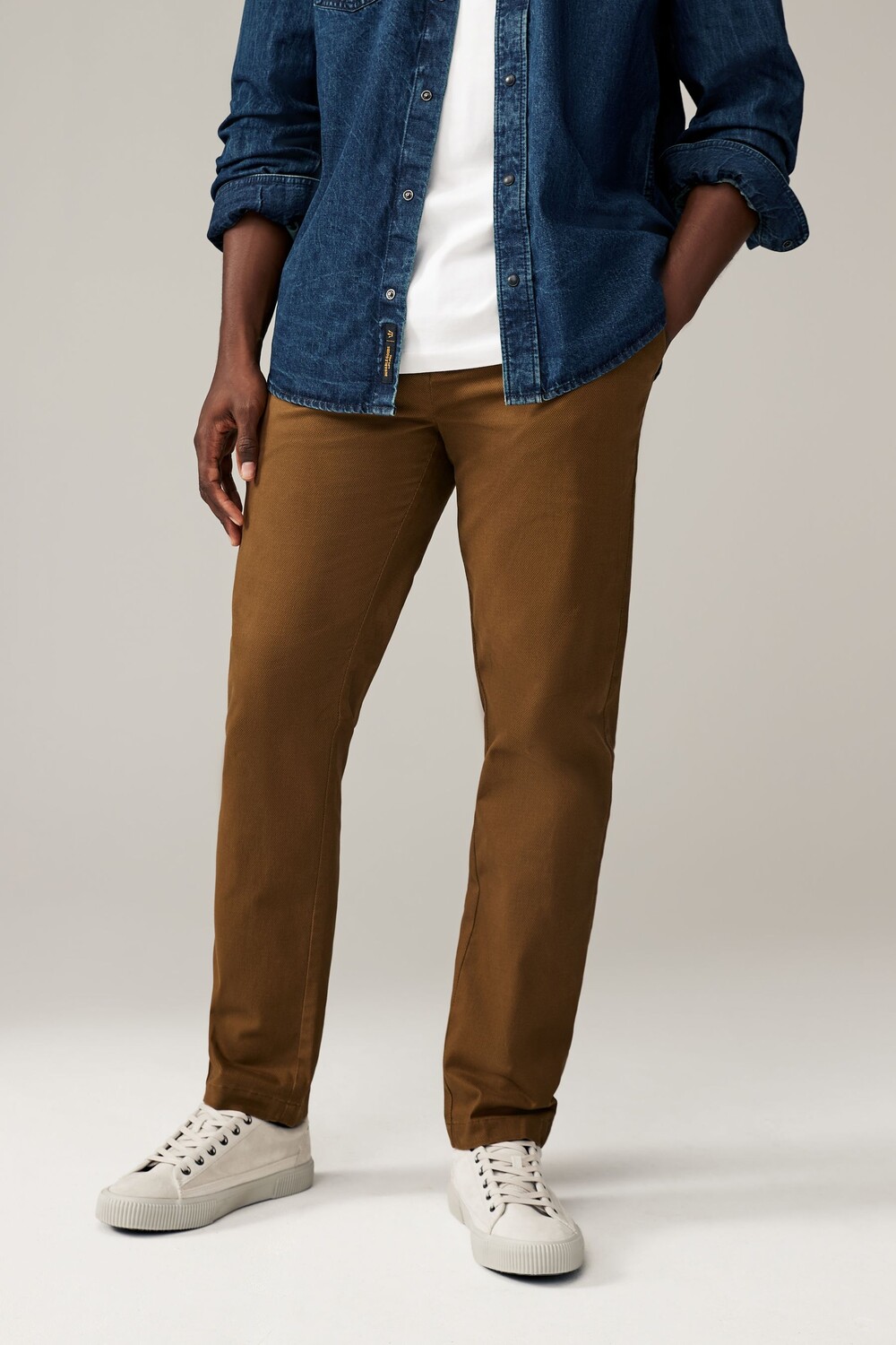 Мягкие на ощупь брюки чиносы с эластичным принтом Next, коричневый
Мягкие на ощупь брюки чиносы с эластичным принтом Next, коричневый