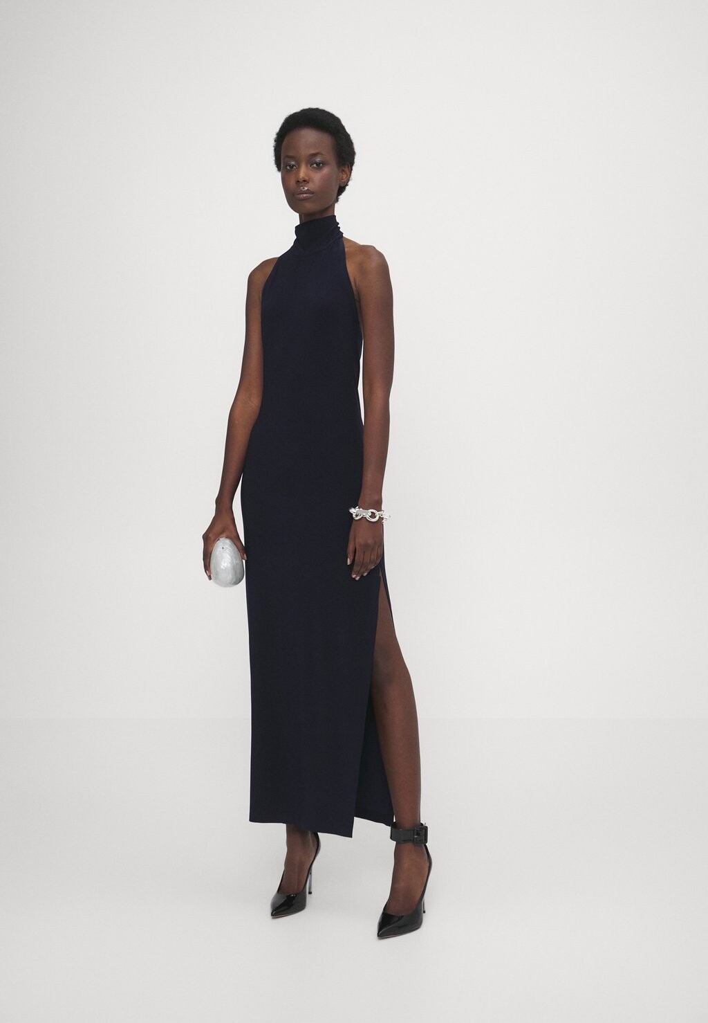 Платье из джерси Halter Turtle Side Slit Gown Norma Kamali, настоящий темно-синий
Платье из джерси Halter Turtle Side Slit Gown Norma Kamali, настоящий темно-синий