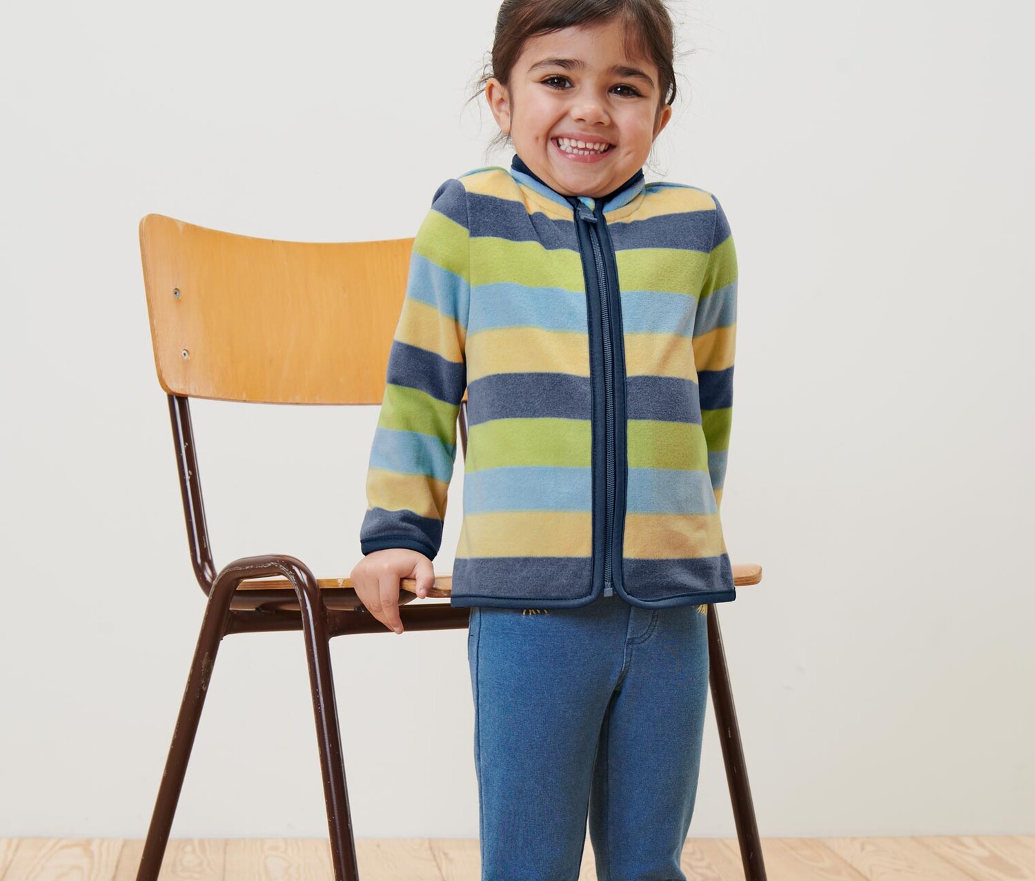 Детская флисовая куртка Tchibo, разноцветные полосы 
Детская флисовая куртка Tchibo, разноцветные полосы