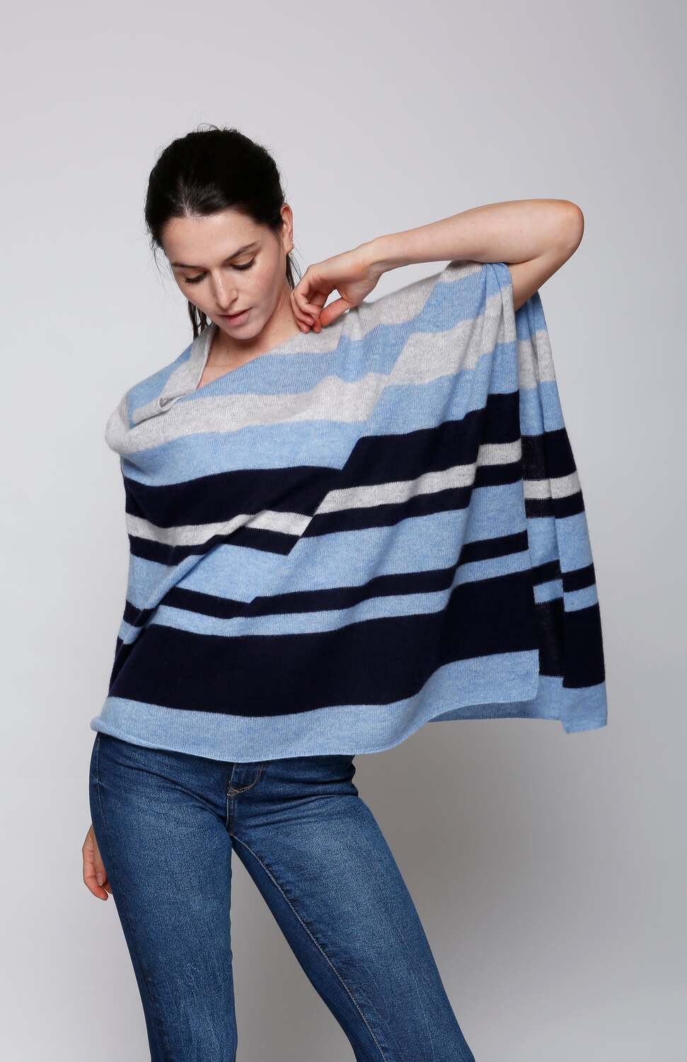 Кашемировое пончо в широкую полоску In2 by InCashmere, navy combo
Кашемировое пончо в широкую полоску In2 by InCashmere, navy combo