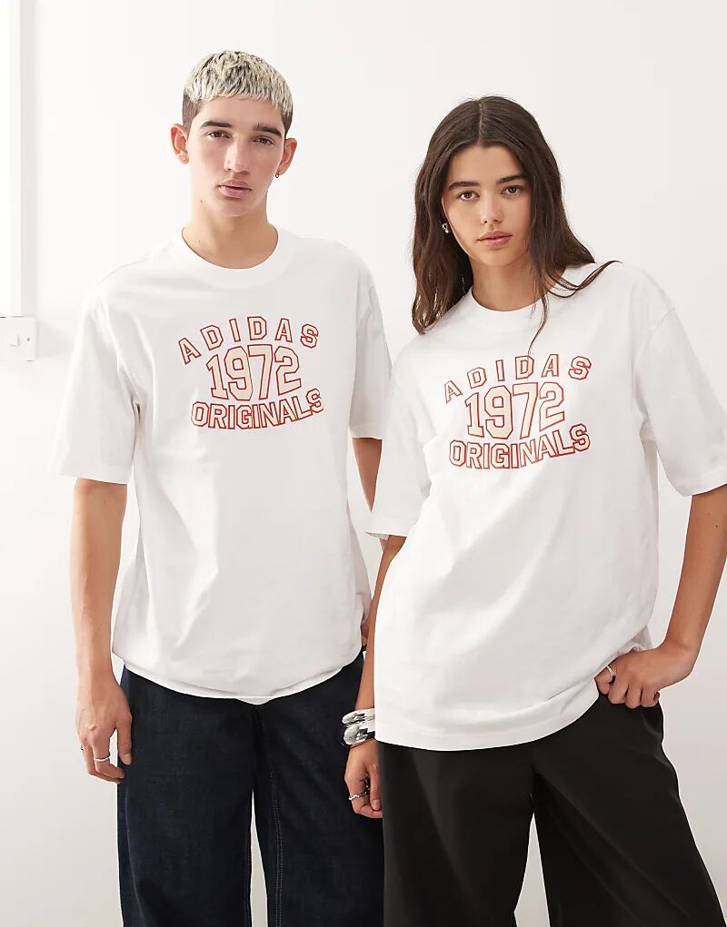 Футболка с графическим принтом Adidas Originals 1972 белого цвета
Футболка с графическим принтом Adidas Originals 1972 белого цвета