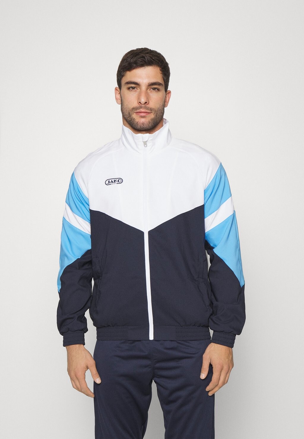 Спортивная куртка JAKO FREIZEITJACKE RETRO, цвет Marine/Weiß/Skyblue, Серый, Спортивная куртка JAKO FREIZEITJACKE RETRO, цвет Marine/Weiß/Skyblue
Спортивная куртка JAKO FREIZEITJACKE RETRO, цвет Marine/Weiß/Skyblue, Серый, Спортивная куртка JAKO FREIZEITJACKE RETRO, цвет Marine/Weiß/Skyblue