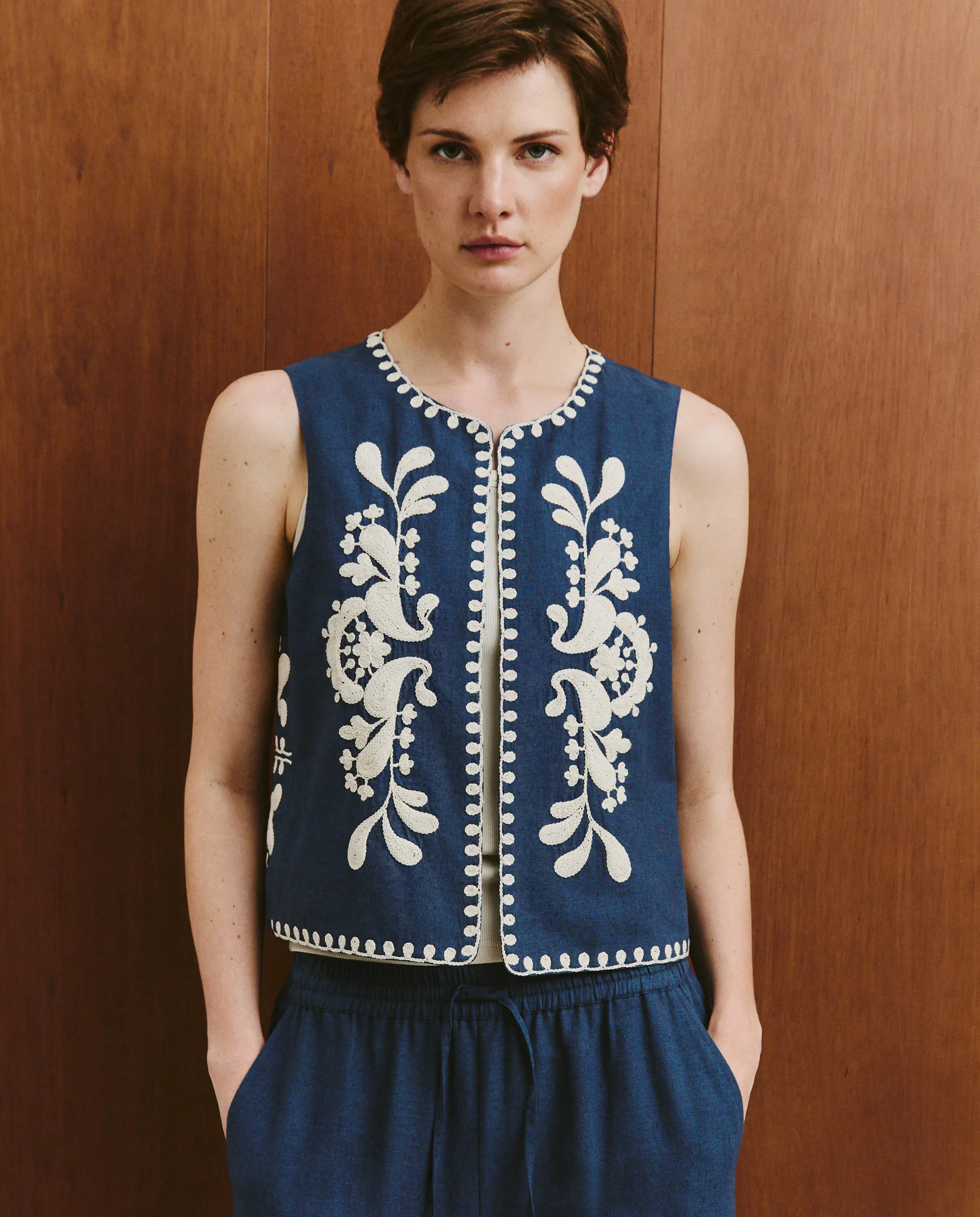 Топ Chaleco bordado de algodón de mujer Southern Cotton, индиго
Топ Chaleco bordado de algodón de mujer Southern Cotton, индиго