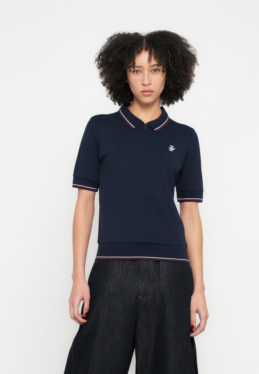 Поло Tommy Hilfiger SCRIPT ZIP, Dark Night Navy/Dark Blue
Поло Tommy Hilfiger SCRIPT ZIP, Dark Night Navy/Dark Blue