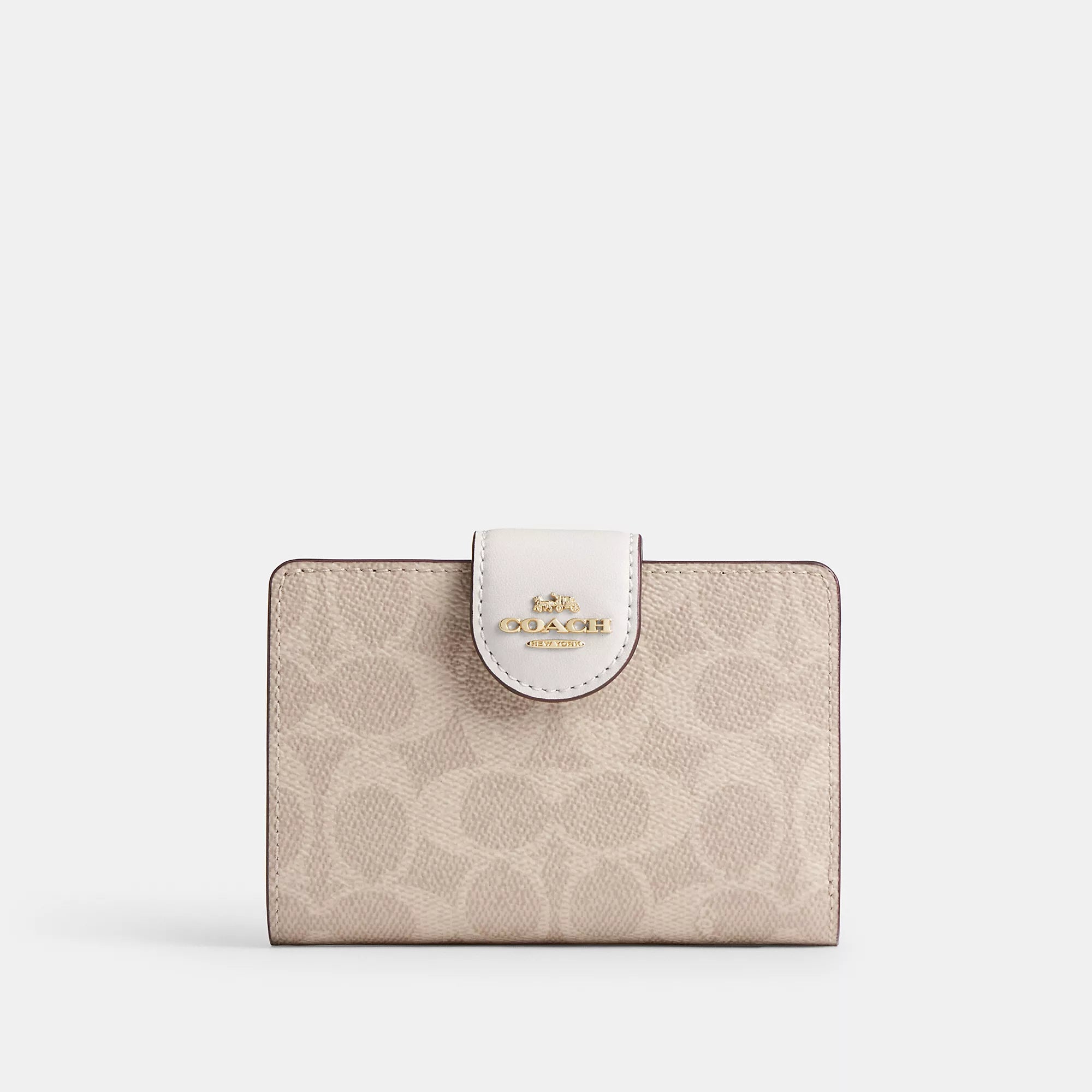 Coach Outlet Средний угловой кошелек с застежкой-молнией из фирменной ткани, цвет gold/sand/chalk
Coach Outlet Средний угловой кошелек с застежкой-молнией из фирменной ткани, цвет gold/sand/chalk