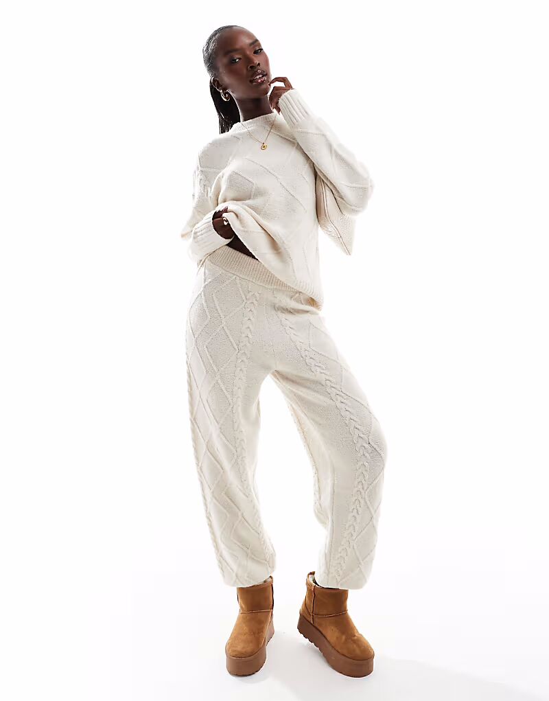 Спортивные брюки Aria Cove с манжетами из косичной вязки, кремового цвета
Спортивные брюки Aria Cove с манжетами из косичной вязки, кремового цвета