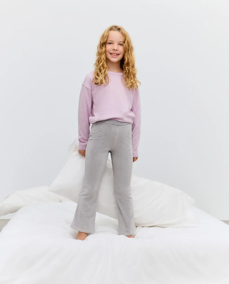 Девочковые трикотажные длинные штаны с расклешенными ребристыми манжетами Cotton Juice, антрацитовый
Девочковые трикотажные длинные штаны с расклешенными ребристыми манжетами Cotton Juice, антрацитовый