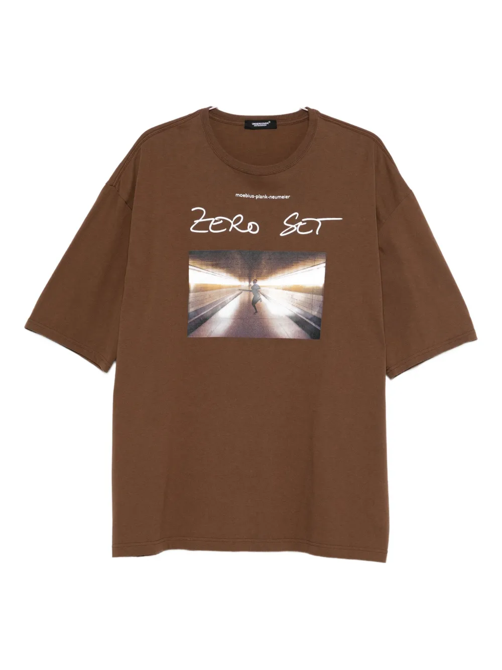 Футболка с графическим принтом Undercover, коричневый
Футболка с графическим принтом Undercover, коричневый