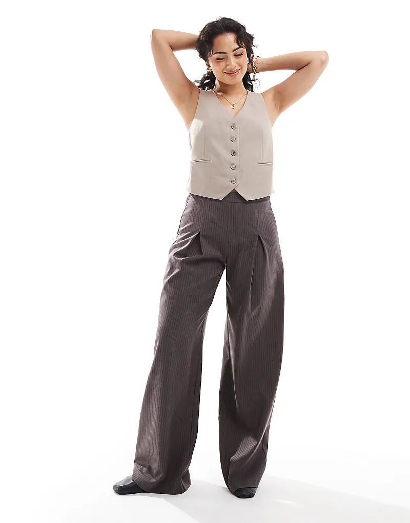 Жилет Stradivarius серо-коричневого цвета 
Жилет Stradivarius серо-коричневого цвета