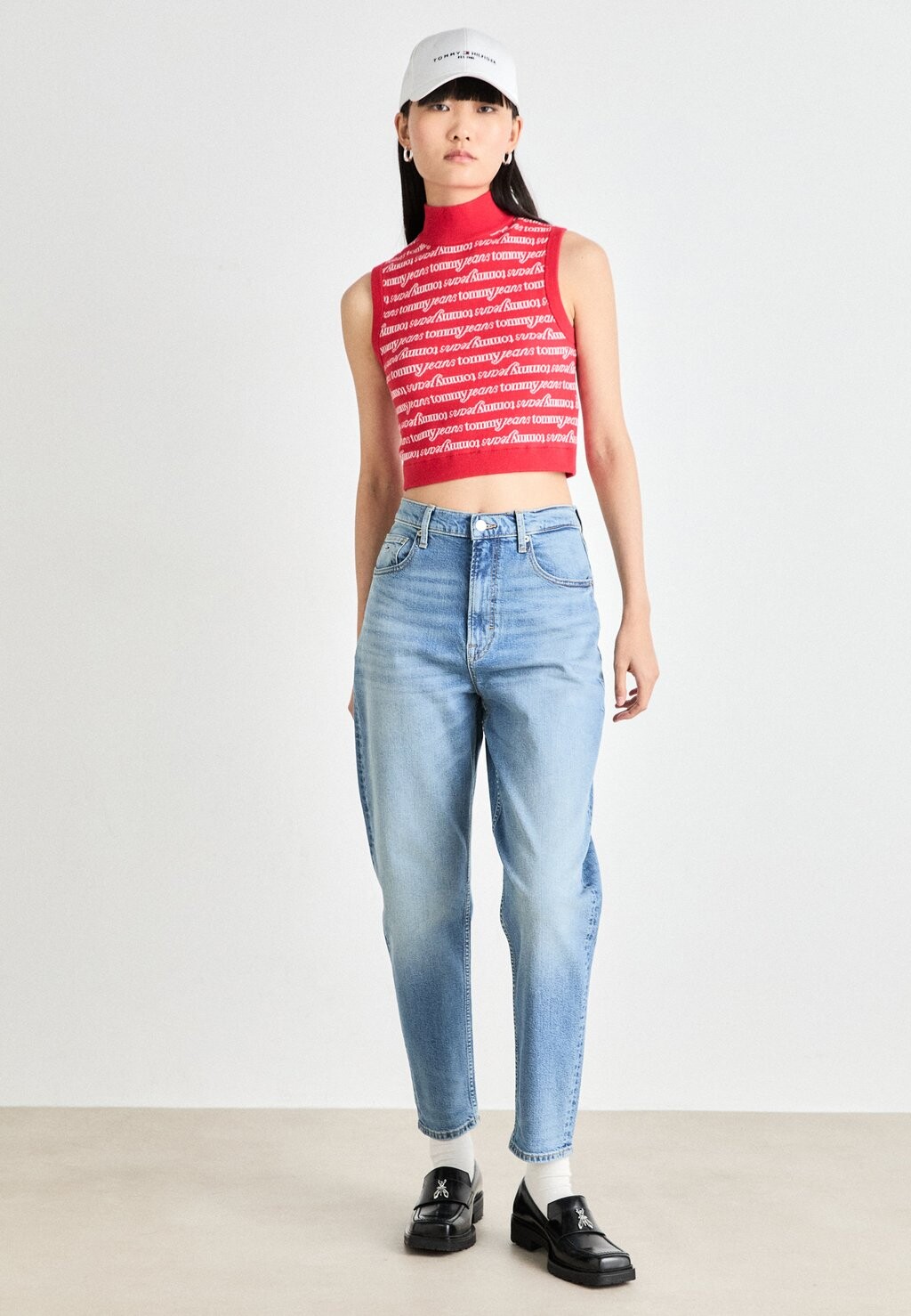 Джинсы свободного кроя MOM Tommy Jeans, светло-голубой деним
Джинсы свободного кроя MOM Tommy Jeans, светло-голубой деним