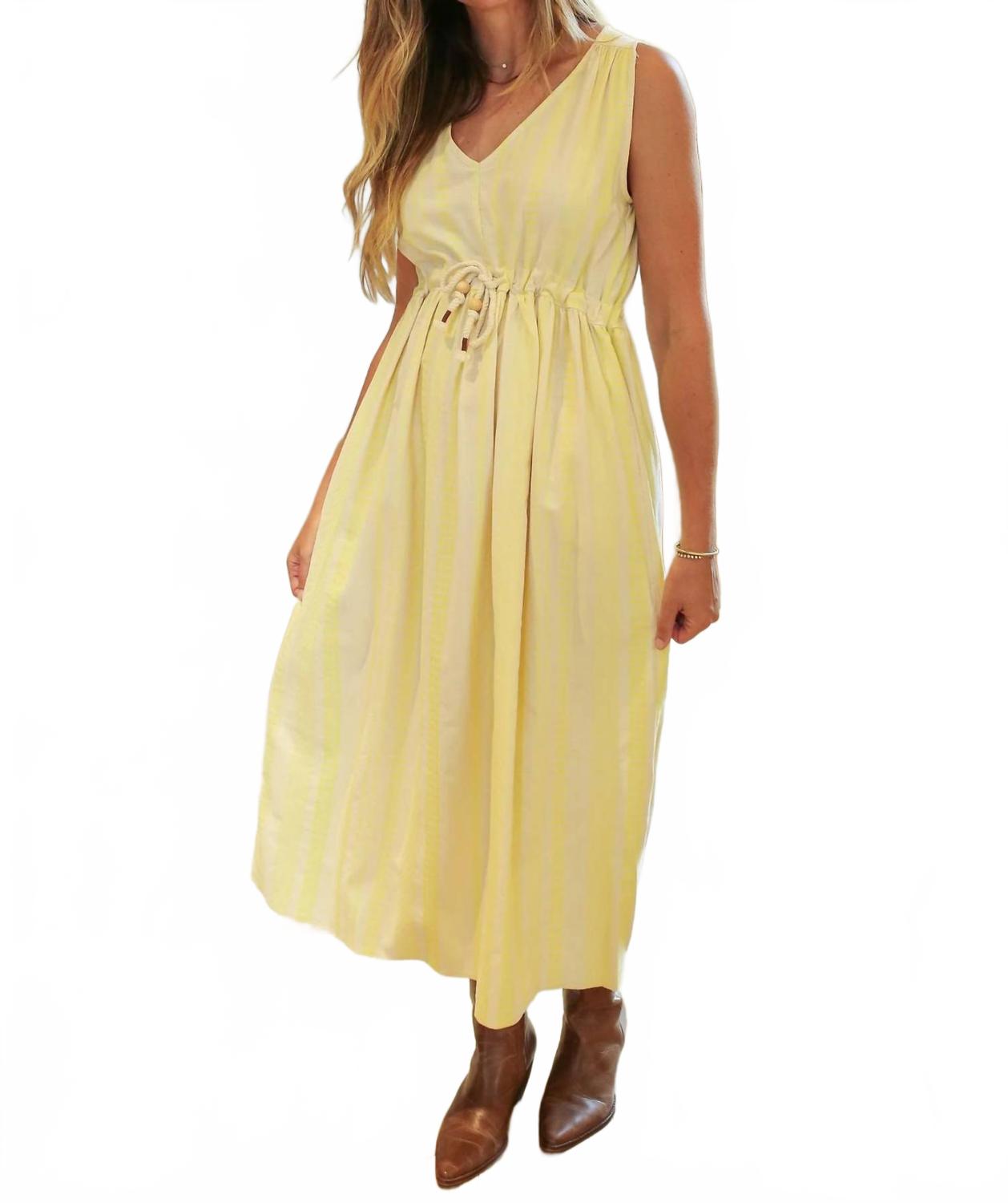 Желтое макси-платье с V-образным вырезом и завязками SoulofMu
Желтое макси-платье с V-образным вырезом и завязками SoulofMu