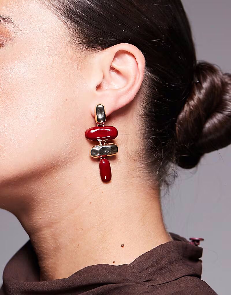 Крупные серьги из кованого металла и эмали красного и золотого цветов True Decadence
Крупные серьги из кованого металла и эмали красного и золотого цветов True Decadence