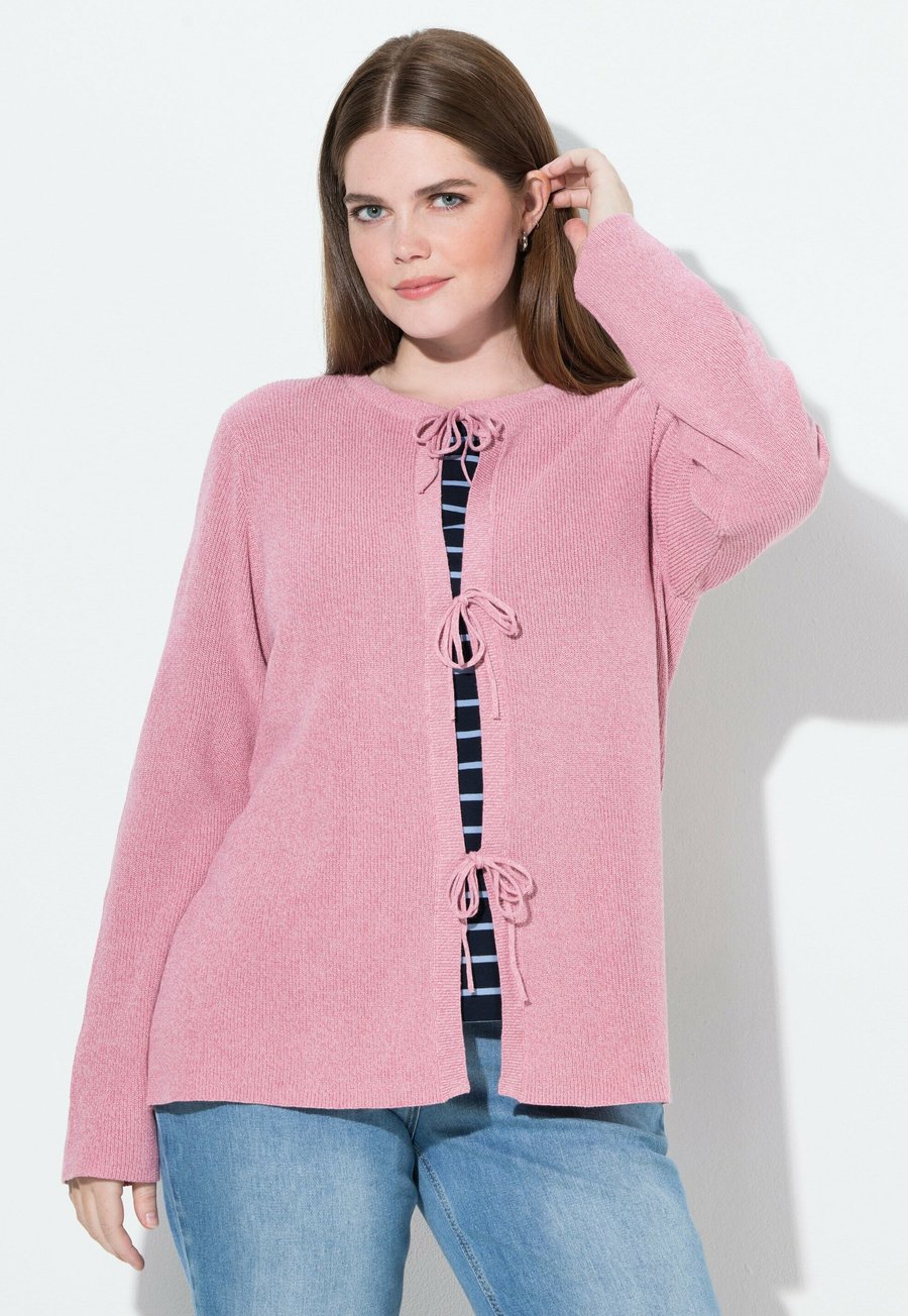 Кардиган Ulla Popken SCHLEIFENVERSCHLUSS RUNDHALS, Light Rose/Light Pink
Кардиган Ulla Popken SCHLEIFENVERSCHLUSS RUNDHALS, Light Rose/Light Pink