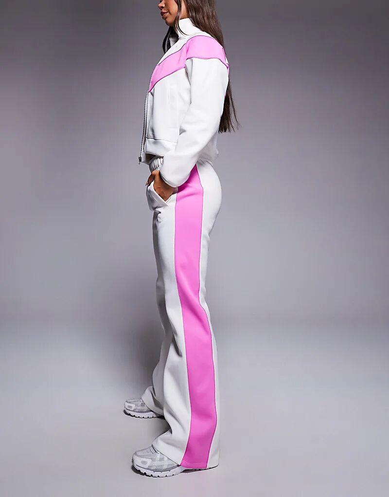 Спортивные брюки Nike Windrunner из полиэстерового трикотажа со средней посадкой белого и розового цветов
Спортивные брюки Nike Windrunner из полиэстерового трикотажа со средней посадкой белого и розового цветов