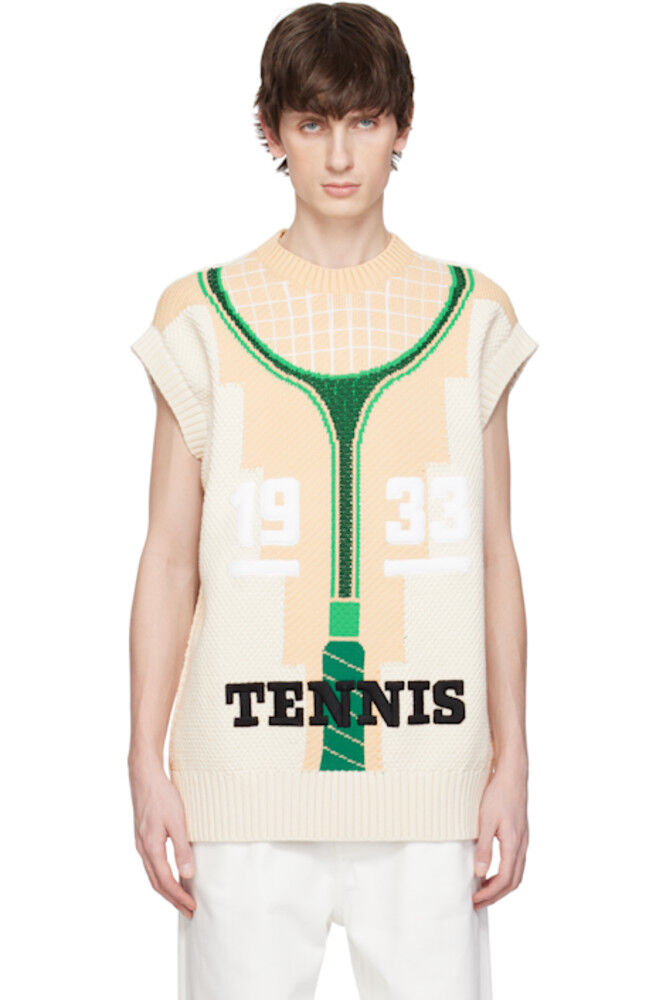 Бежевый жилет-свитер с графическим принтом на подиуме Lacoste
Бежевый жилет-свитер с графическим принтом на подиуме Lacoste