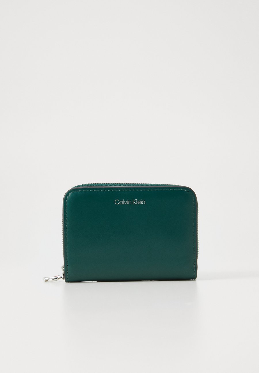 Кошелек Calvin Klein MEDIUM FLAP FLAP ZIP AROUND, Maya Blue/Green
Кошелек Calvin Klein MEDIUM FLAP FLAP ZIP AROUND, Maya Blue/Green