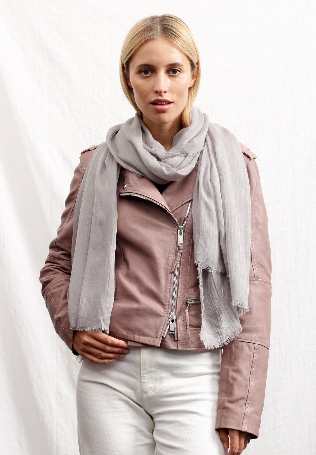 Шарф HAUCHFEINER UND SUPERSOFTER EDEL-SCHAL Codello, цвет hellgrau
Шарф HAUCHFEINER UND SUPERSOFTER EDEL-SCHAL Codello, цвет hellgrau