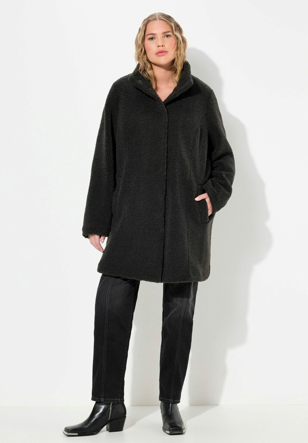 Короткое пальто LONG TEDDY Ulla Popken, серый
Короткое пальто LONG TEDDY Ulla Popken, серый