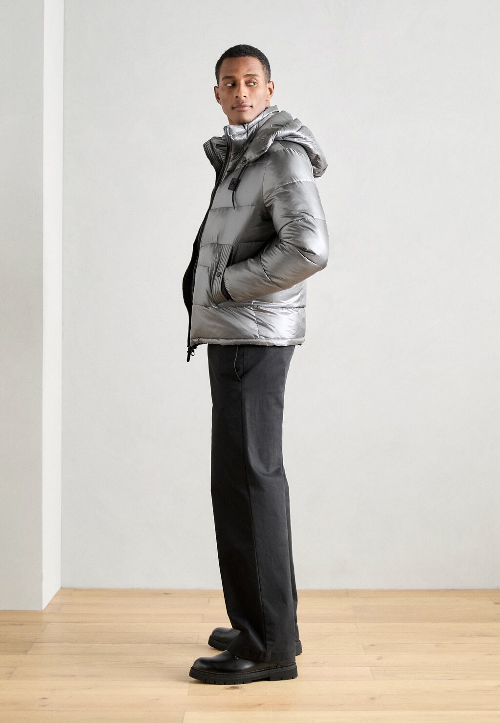 Зимняя куртка REGULAR FIT WITH METAL LOGO ON RUBBER PATCH Antony Morato, антрацит
Зимняя куртка REGULAR FIT WITH METAL LOGO ON RUBBER PATCH Antony Morato, антрацит
