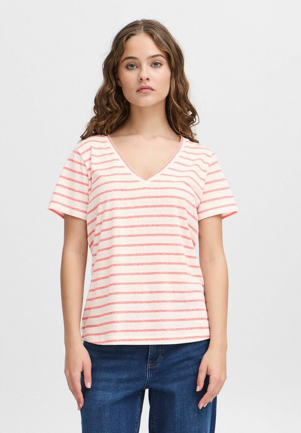 Футболка с принтом IHYULIETTA ICHI, красный 
Футболка с принтом IHYULIETTA ICHI, красный