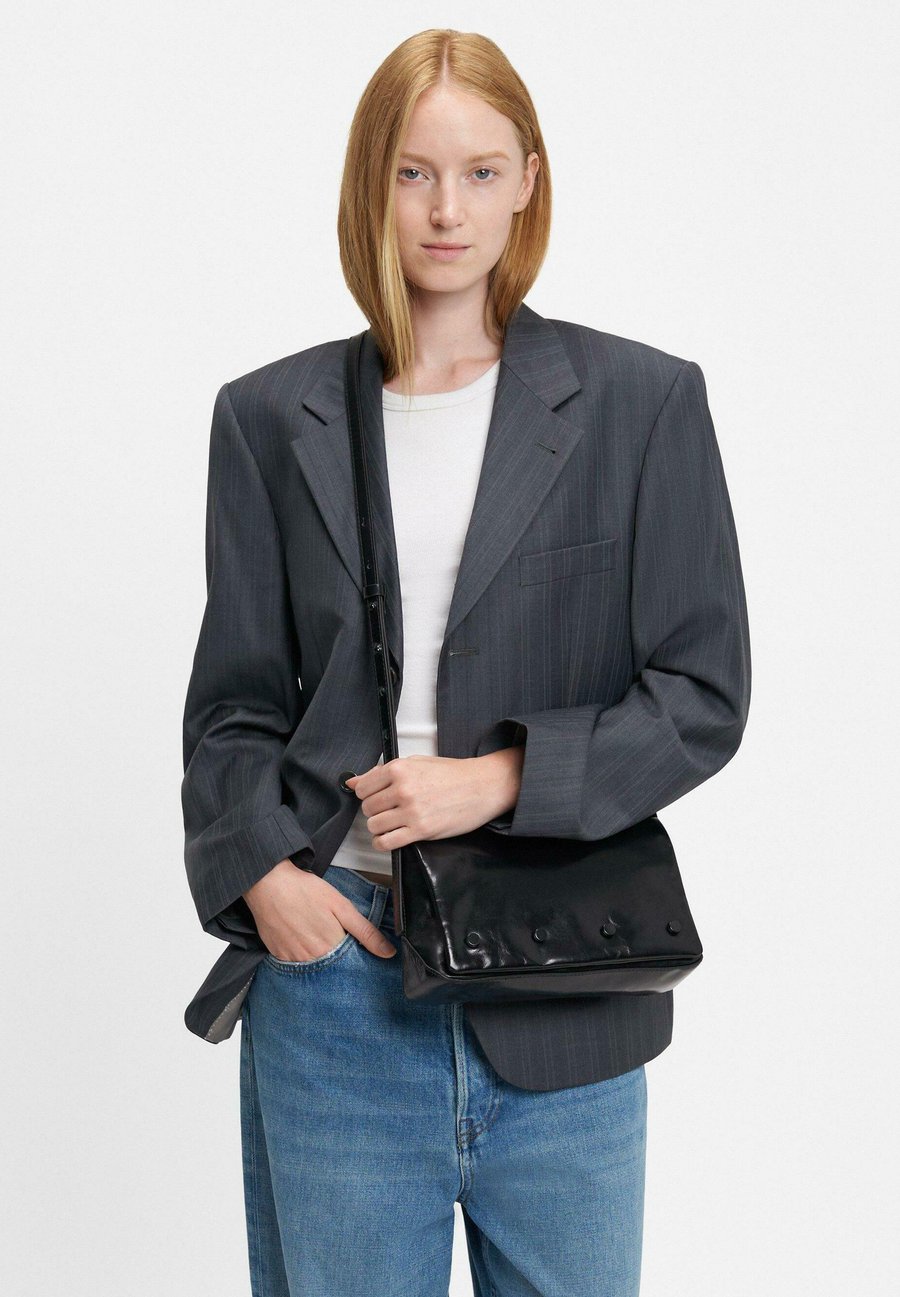 Сумка кросс-боди Liebeskind Berlin RIVE, Schwarz/Black
Сумка кросс-боди Liebeskind Berlin RIVE, Schwarz/Black