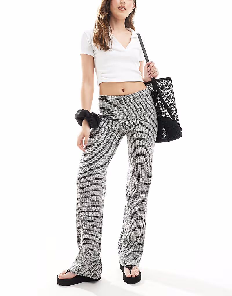 Брюки прямого кроя Pull&Bear серого цвета с текстурой
Брюки прямого кроя Pull&Bear серого цвета с текстурой