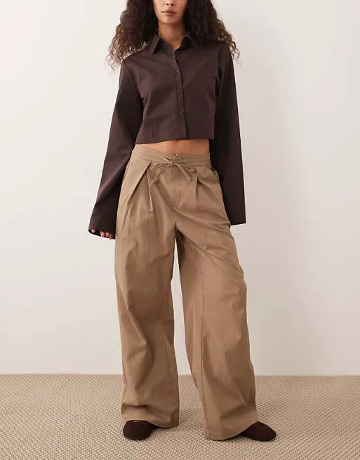 Широкие брюки цвета мокко с потертостями и завязками на талии
Широкие брюки цвета мокко с потертостями и завязками на талии