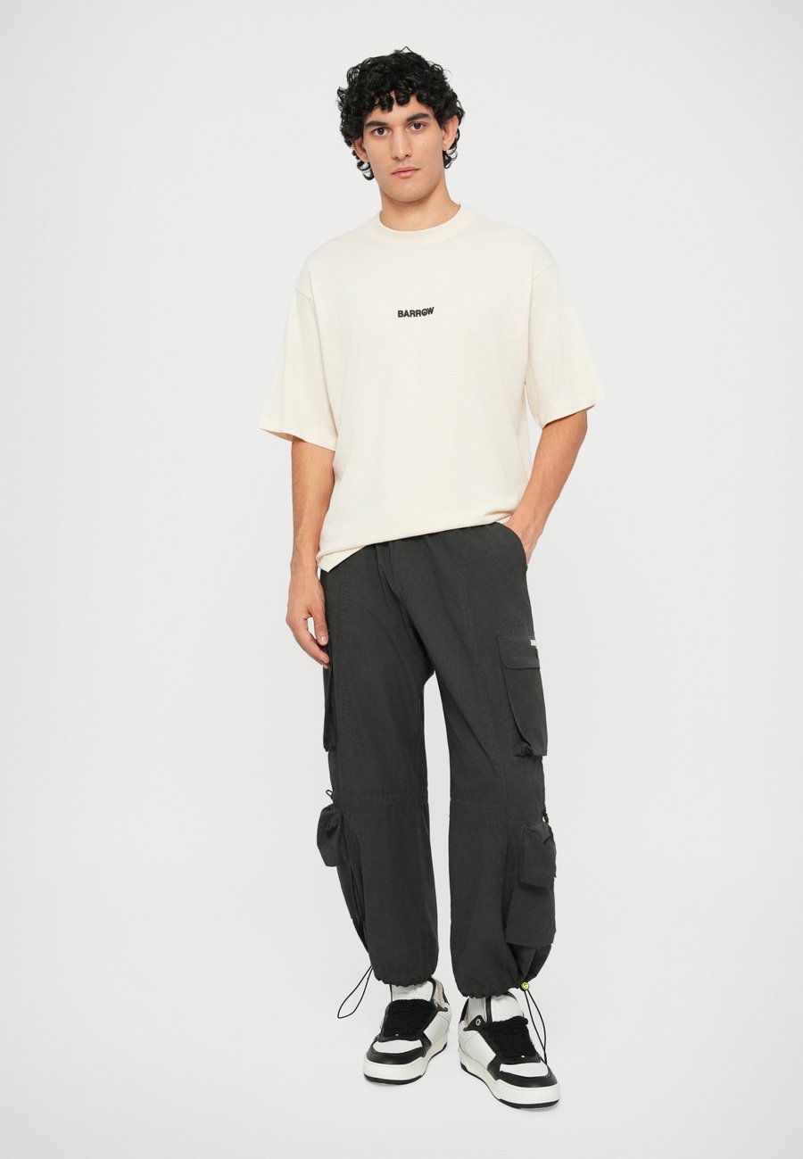 Футболка Barrow UNISEX, Cream/Off-White, Белый, Футболка Barrow UNISEX, Cream/Off-White
Футболка Barrow UNISEX, Cream/Off-White, Белый, Футболка Barrow UNISEX, Cream/Off-White
