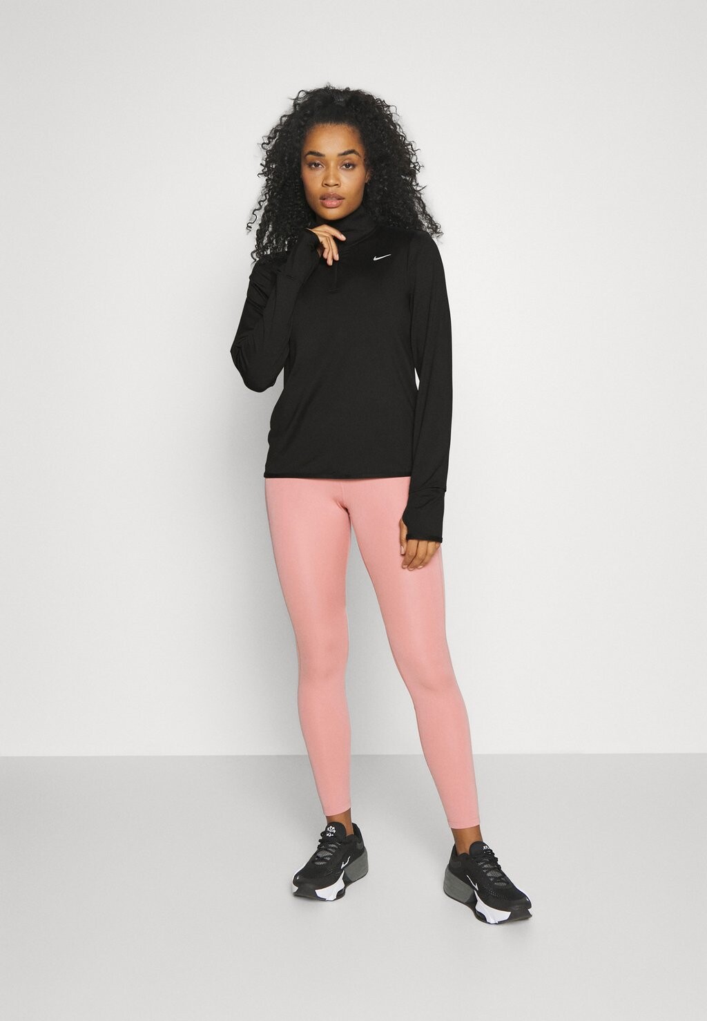 Топ с длинным рукавом Swift Top Nike, черный/серебристый
Топ с длинным рукавом Swift Top Nike, черный/серебристый