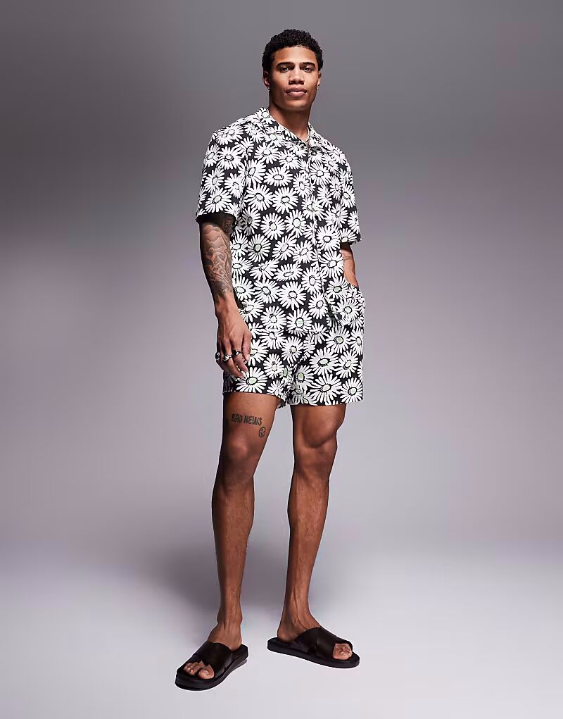 HUGO RED: комплект из рубашки с короткими рукавами и шорт для плавания с принтом в виде ромашек в разноцветных тонах
HUGO RED: комплект из рубашки с короткими рукавами и шорт для плавания с принтом в виде ромашек в разноцветных тонах