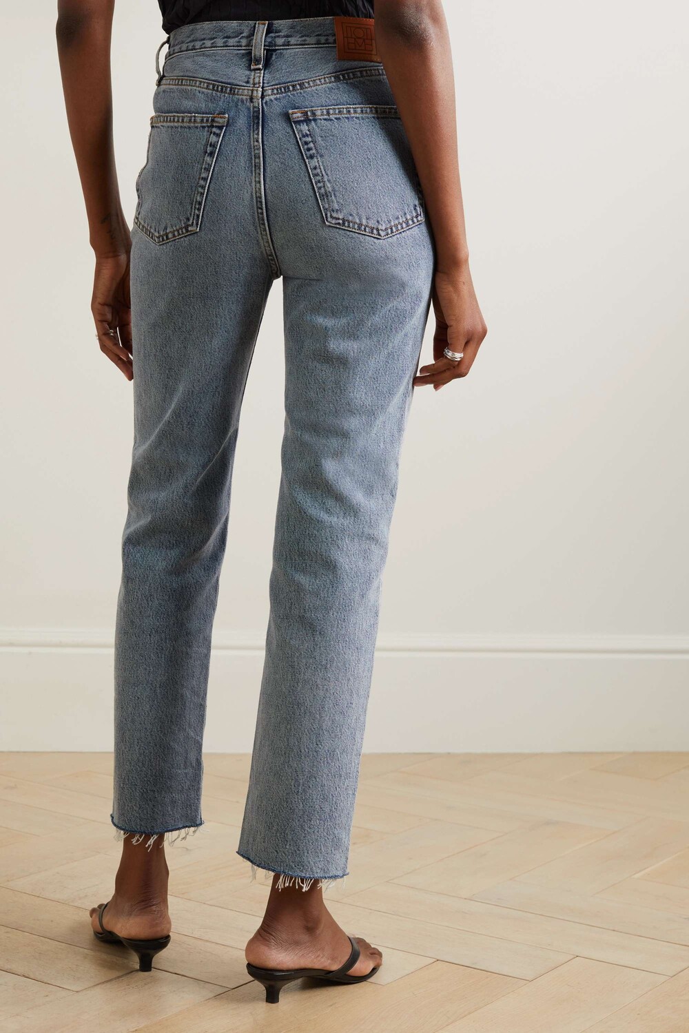 TOTEME + NET SUSTAIN Джинсы классического кроя с высокой посадкой и прямыми штанинами из органических тканей, деним
TOTEME + NET SUSTAIN Джинсы классического кроя с высокой посадкой и прямыми штанинами из органических тканей, деним